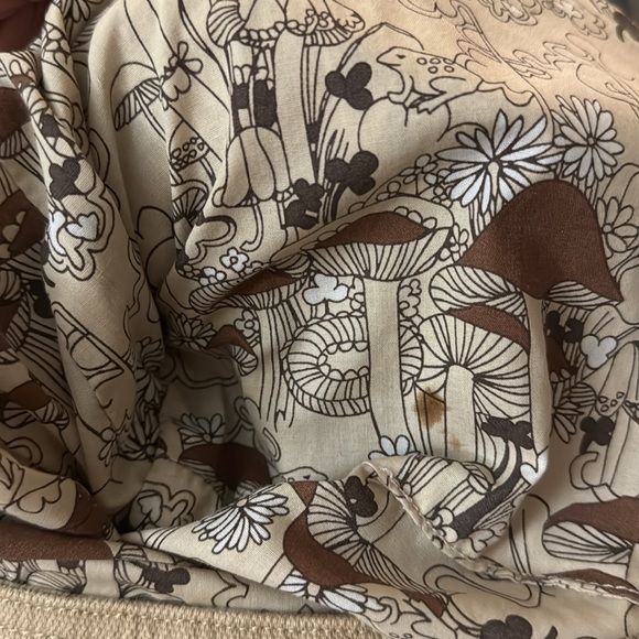 A tan/khaki shoulder bag. - Picture 4 of 5